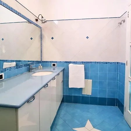 Crystal 3* أَجيرولا